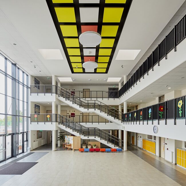 Primary School with 24 Classrooms - zsák, Hungary